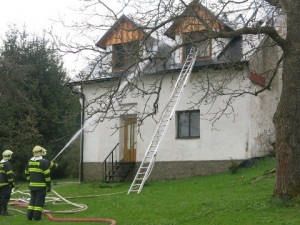 Ve Zbinohách hořela zemědělská usedlost. Škoda jde do miliónů korun