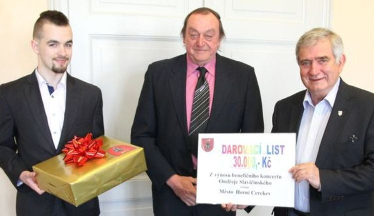 Zpěvák Ondřej Slavičínský na koncertě vyzpíval jihlavské městské policii nový defibrilátor 