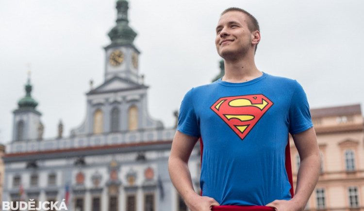 Budějcký Superman trénuje, aby byl silnější. Na mosty už bych ale lézt neměl, směje se