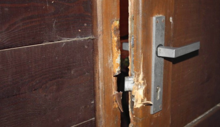 Žena a muž od března vykrádali chaty. Hrozí jim až pět let vězení