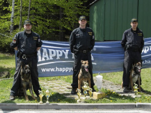 Policejní psovodi soutěžili o putovní pohár. Nejlepší byl nadpraporčík Topinka se psem Wasco