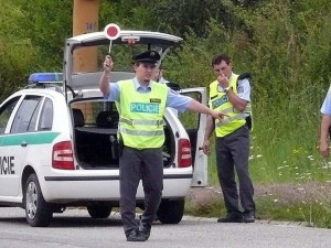 Policistům při dnešní kontrole řidičů na Havlíčkobrodsku pomáhal i vrtulník