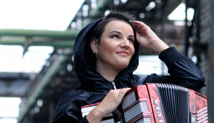 KULTURNÍ TIPY: Na Vysočině se objeví Radůza nebo XIII. století, v Horáckém divadle se hraje Dámská šatňa