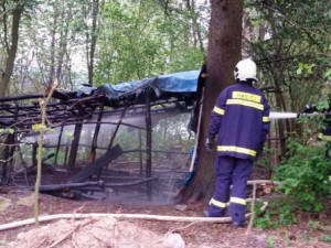 FOTO A VIDEO: V Batelově na Jihlavsku hořel bunkr pro děti, zasahovaly tři hasičské jednotky