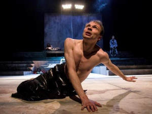 Horácké divadlo v sobotu uvede letošní šestou premiéru, středověké drama Země je kulatá