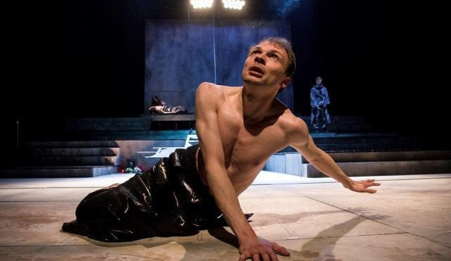 Horácké divadlo v sobotu uvede letošní šestou premiéru, středověké drama Země je kulatá