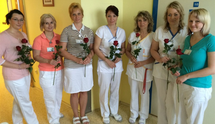 Po nemocnicích v Kraji Vysočina se rozdávaly růže, slavil se Mezinárodní den zdravotních sester