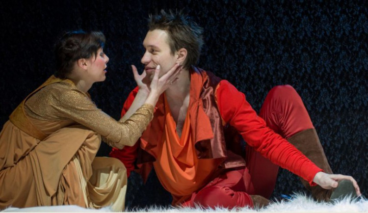 Horácké divadlo má za sebou premiéru dramatu Země je kulatá