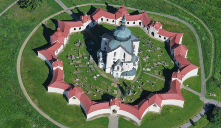 Biskup Vojtěch Cikrle požehnal na žďárské Zelené hoře tři nové zvony