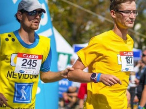Maraton na Velké čínské zdi pokořila dvojice nevidomých Čechů, jeden je z Vysočiny
