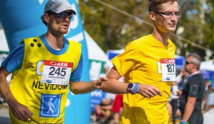 Maraton na Velké čínské zdi pokořila dvojice nevidomých Čechů, jeden je z Vysočiny