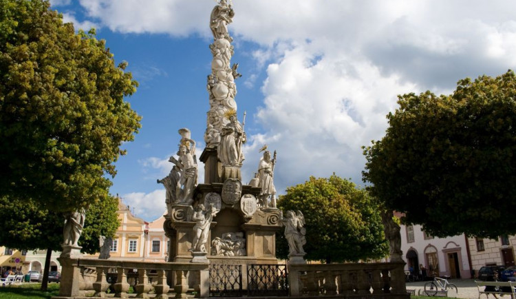 Neznámý pachatel poškodil osvětlení na telečském náměstí