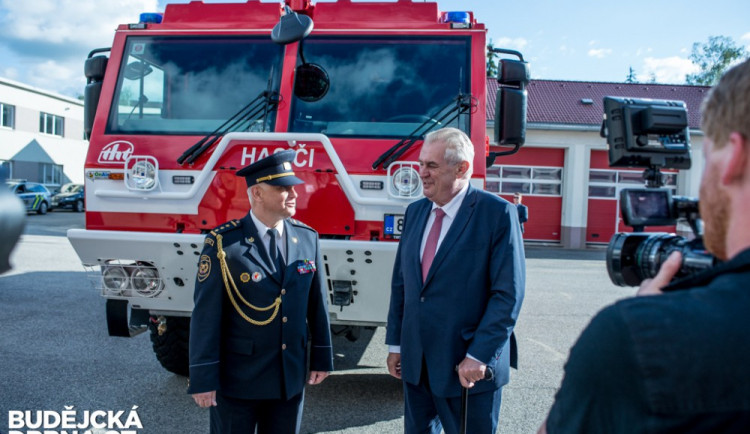 Na závěr prvního dne prezidentské návštěvy zavítal Zeman k budějckým hasičům