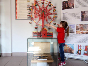 Jihlavská brána ode dneška láká na letní výstavu předmětů ze stavebnice Merkur