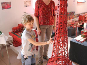 Jihlavská brána ode dneška láká na letní výstavu předmětů ze stavebnice Merkur