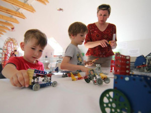 Jihlavská brána ode dneška láká na letní výstavu předmětů ze stavebnice Merkur