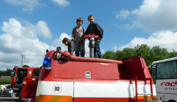 Děti v Dolní Cerekvi prožily dopoledne s hasiči, policisty a záchrankou