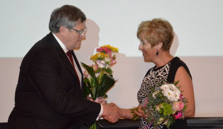 Ocenění z rukou hejtmana Kraje Vysočina Jiřího Běhounka přebírá za druhé místo v kategorii Žena regionu ředitelka jihlavské zoo Eliška Kubíková