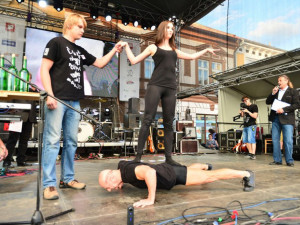 Kliky s partnerkou na zádech