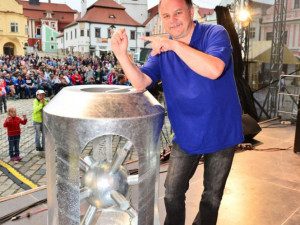 Obří ježek v kleci