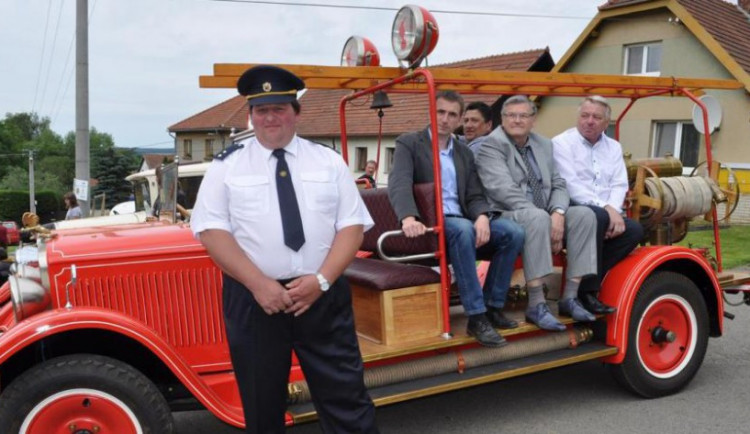 Při Kácení máje ve Vyklanticích vybrali hasiči přes 12 tisíc korun pro Nemocnici Pelhřimov