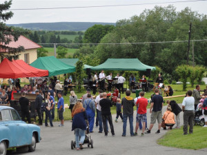 Při Kácení máje ve Vyklanticích vybrali hasiči přes 12 tisíc korun pro Nemocnici Pelhřimov