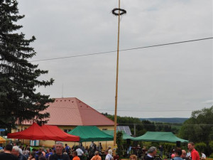 Při Kácení máje ve Vyklanticích vybrali hasiči přes 12 tisíc korun pro Nemocnici Pelhřimov