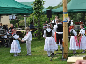 Při Kácení máje ve Vyklanticích vybrali hasiči přes 12 tisíc korun pro Nemocnici Pelhřimov