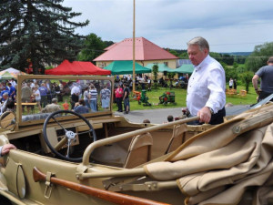 Při Kácení máje ve Vyklanticích vybrali hasiči přes 12 tisíc korun pro Nemocnici Pelhřimov