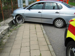 V Třešti narazilo vozidlo do kamenné podezdívky, řidič musel být hospitalizován