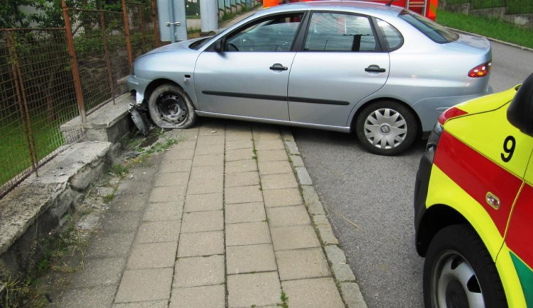 V Třešti narazilo vozidlo do kamenné podezdívky, řidič musel být hospitalizován