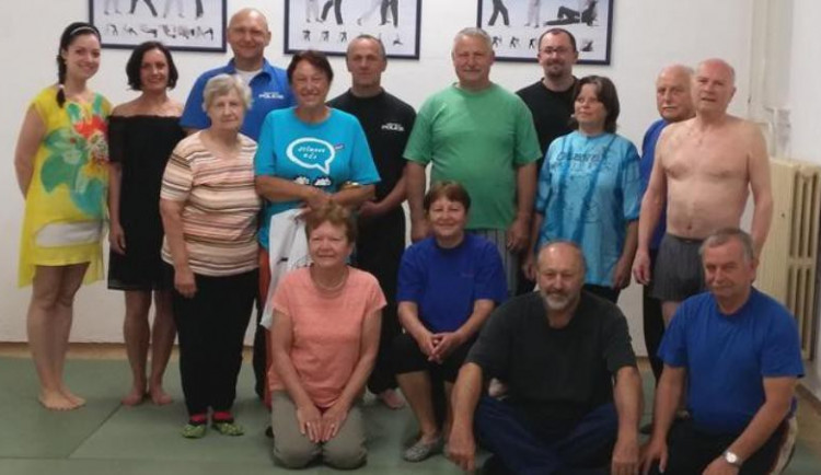 Senioři úspěšně absolvovali kurz sebeobrany. Věkový průměr překročil šedesát let 