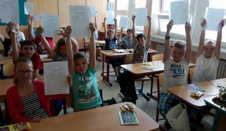 FOTOGALERIE: Končí školní rok 2015/2016. Děti si převzaly svá závěrečná vysvědčení