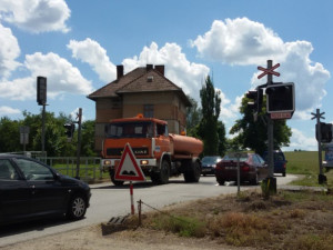 V Kostelci se od zítra bude opravovat železniční přejezd, silnice bude pro řidiče uzavřená