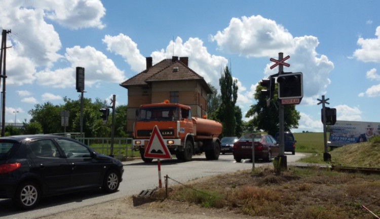 V Kostelci se od zítra bude opravovat železniční přejezd, silnice bude pro řidiče uzavřená