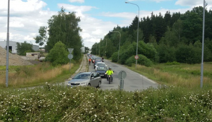Výjezd z průmyslové zóny v Jihlavě řídí na kruhovém objezdu dva semafory