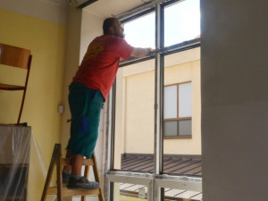 Letní opravy v Třebíči: Nová okna na základní škole, zateplení domu s pečovatelskou službou