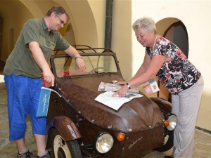 Na hradě Kámen si návštěvníci mohou vyzkoušet, jaké to je sedět ve Velorexu 16/350