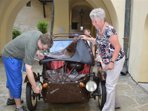 Na hradě Kámen si návštěvníci mohou vyzkoušet, jaké to je sedět ve Velorexu 16/350