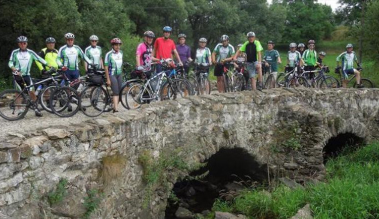 Přes 400 kilometrů ušlapaly skoro dvě stovky cyklistů v rámci Křížem krážem Vysočinou na kole