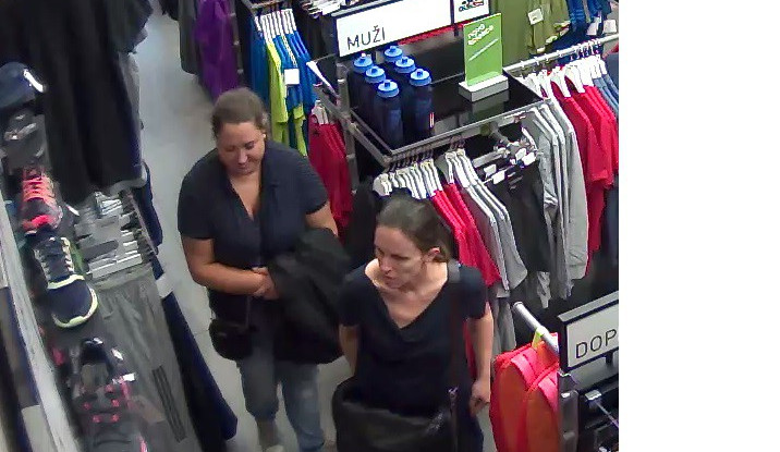 Žena si v City Parku vyhlédla sportovní oblečení, ale zapomněla zaplatit. Teď po ní pátrá policie