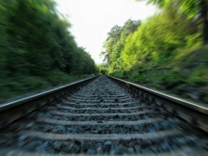 V Třebíči vlak usmrtil ženu, provoz na trati z Brna do Jihlavy byl zastaven