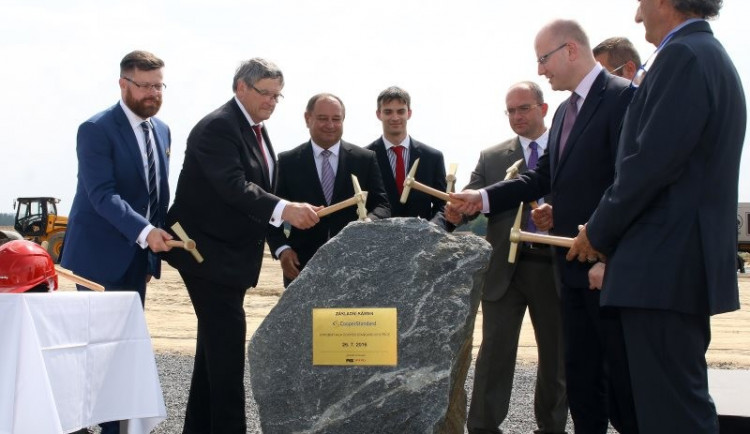 Premiér Sobotka "přivezl" na Vysočinu 450 nových pracovních míst, zahájil výstavbu provozu v Bystřici nad Pernštějnem