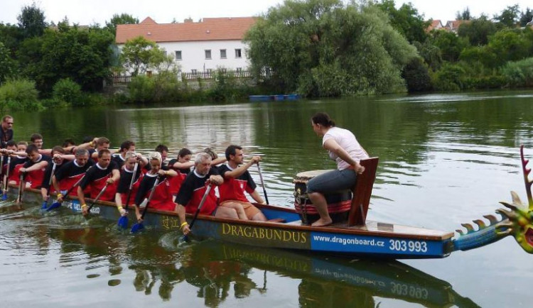 Prázdniny v Telči okoření Závody dračích lodí. Letos je přihlášeno šestnáct posádek