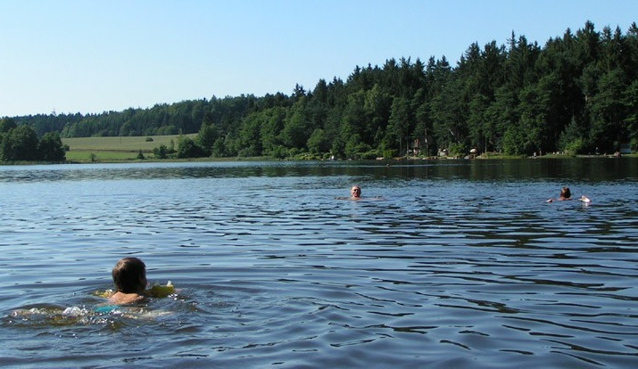 KOUPÁNÍ NA VYSOČINĚ: Voda ve dvou koupalištích by mohla být riziková