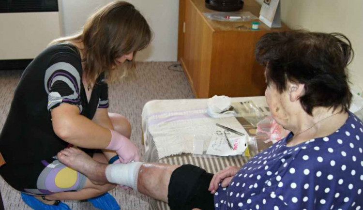 Díky charitní ošetřovatelské službě mohou být nemocní v pohodlí svého domova