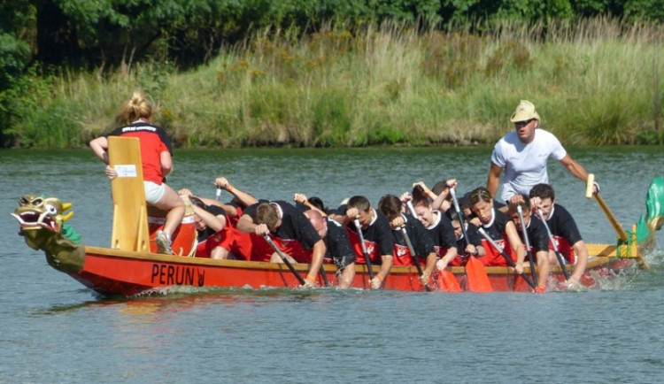 Závody dračích lodí v Telči
