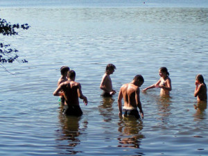 KOUPÁNÍ NA VYSOČINĚ: Hygienici nedoporučují koupat se v rybníku Černý na Jihlavsku