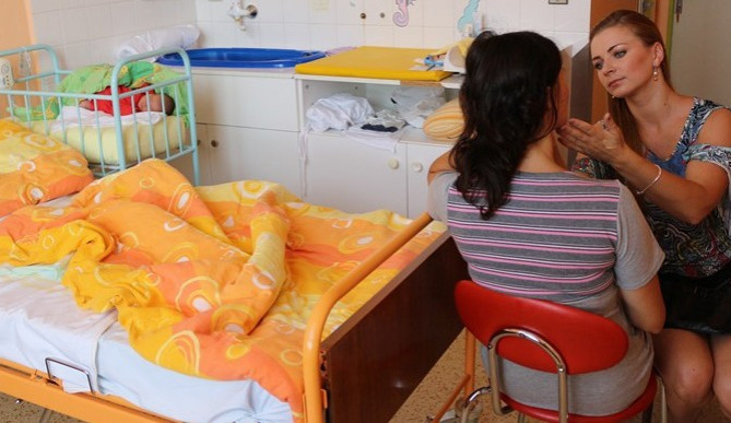 Novinka v jihlavské porodnici: Maminky při odchodu domů nalíčí profesionální kosmetička