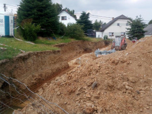 Hřiště, na kterém se v těchto dnech intenzivně pracuje, bude mít umělý povrch. A bude mít opravdu široké využití. „Víceúčelové hřiště poslouží na malou kopanou, tenis, volejbal, street basketball, součástí bude tréninková stěna na tenis,“ popsal investici